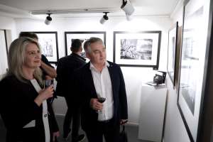 SARAJEVO, 17. aprila (FENA) - Izložba fotografija „Čovjek na istoku“, fotografa Hadisa Medenčevića, otvorena je večeras  u galeriji Java, u okviru ovogodišnjeg Modula Memorije. „Čovjek na Istoku“ je fotografska priča o razlikama i sličnostima ljudi na istoku, praćenim od Rusije, Kirgistana, Kine, Vijetnama, Kambodže, Hong Konga, Malezije pa sve do dalekog Japana, Nepala, Irana, Sjeverne i Južne Koreje. (Foto FENA/Almir Razić)
