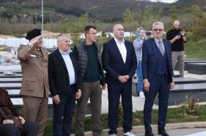 SARAJEVO, 17. aprila (FENA) -  U okviru obilježavanja 15. aprila - Dana Armije Republike Bosne i Hercegovine,  na Vlakovu svečano otvoreno Centralno spomen-obilježje – nišan s grbom ljiljana. (Foto FENA/Almir Razić)