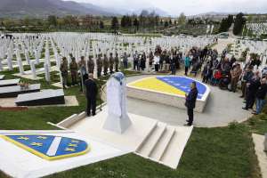SARAJEVO, 17. aprila (FENA) -  U okviru obilježavanja 15. aprila - Dana Armije Republike Bosne i Hercegovine,  na Vlakovu svečano otvoreno Centralno spomen-obilježje – nišan s grbom ljiljana. (Foto FENA/Almir Razić)
