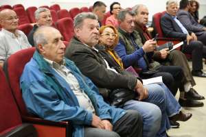 SARAJEVO, 17. aprila (FENA) - Pčele su mali, ali neprocjenjivi čuvari naše budućnosti. Njihova je uloga u održavanju ekosustava i proizvodnji hrane neizmjerno važna. Zbog toga je važno shvatiti ozbiljnost situacije i aktivno raditi na zaštiti pčela. Bez njih naš svijet ne bi bio isti, a posljedice njihova nestanka bile bi katastrofalne. Stoga trebamo djelovati sada kako bismo osigurali bolju budućnost za sve nas - poruka je Saveza pčelara Federacije Bosne i Hercegovine, koji su danas u Sarajevu održali prvo savjetovanje o 