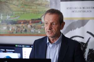 SARAJEVO, 29. juna (FENA) – Poništavanjem presude u predmetu 'Slaven Kovačević protiv Bosne i Hercegovine', Evropski sud za ljudska prava izgubio je pravni kredibilitet  i postao više politički sud, izjavio je prof. dr. Enver Halilović, jedan od uvodničara na današnjoj sesiji asocijacije nezavisnih intelektualaca „Krug 99“ u Sarajevu, održanoj o temi “Embargo na demokratiju u BiH – slučaj Kovačević pred Evropskim sudom za ljudska prava”. (Foto FENA/Almir Razić)