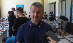 NOVI TRAVNIK, 2. lipnja (FENA) – U organizaciji Gradske knjižnice Novi Travnik i Udruge Stari grad Kaštel, u ovom je srednjobosanskom gradu održan drugi Sajam autića, koji je okupio brojne kolekcionare i posjetitelje iz svih krajeva Bosne i Hercegovine.(Foto FENA/Duško Pucar)
