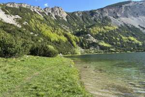 LIVNO/BOSANSKO GRAHOVO, 2. maja (FENA) - Bosna i Hercegovina zemlja je prirodnih čuda – od plavih rijeka, planinskih vrhova, do netaknutih jezera skrivenih u šumama. Gotovo na svakih stotinu kilometara, ovaj kraj nudi novo otkriće koje oduzima dah. Jedno takvo otkriće je i Šatorsko jezero – smaragdna oaza u srcu planine Šator, koja se uzdiže iznad 1.400 metara nadmorske visine, na putu od Bosanskog Grahova prema Livnu. (FOTO FENA/FAHRUDIN VOJIĆ)

