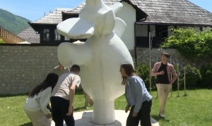 TRAVNIK, 2. lipnja (FENA) – Umjetničkim performansom inspiriranim pripovijetkom 