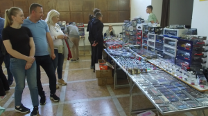NOVI TRAVNIK, 2. lipnja (FENA) – U organizaciji Gradske knjižnice Novi Travnik i Udruge Stari grad Kaštel, u ovom je srednjobosanskom gradu održan drugi Sajam autića, koji je okupio brojne kolekcionare i posjetitelje iz svih krajeva Bosne i Hercegovine.(Foto FENA/Duško Pucar)
