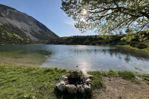 LIVNO/BOSANSKO GRAHOVO, 2. maja (FENA) - Bosna i Hercegovina zemlja je prirodnih čuda – od plavih rijeka, planinskih vrhova, do netaknutih jezera skrivenih u šumama. Gotovo na svakih stotinu kilometara, ovaj kraj nudi novo otkriće koje oduzima dah. Jedno takvo otkriće je i Šatorsko jezero – smaragdna oaza u srcu planine Šator, koja se uzdiže iznad 1.400 metara nadmorske visine, na putu od Bosanskog Grahova prema Livnu. (FOTO FENA/FAHRUDIN VOJIĆ)

