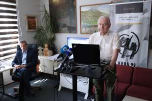 SARAJEVO, 29. juna (FENA) – Poništavanjem presude u predmetu 'Slaven Kovačević protiv Bosne i Hercegovine', Evropski sud za ljudska prava izgubio je pravni kredibilitet  i postao više politički sud, izjavio je prof. dr. Enver Halilović, jedan od uvodničara na današnjoj sesiji asocijacije nezavisnih intelektualaca „Krug 99“ u Sarajevu, održanoj o temi “Embargo na demokratiju u BiH – slučaj Kovačević pred Evropskim sudom za ljudska prava”. (Foto FENA/Almir Razić)