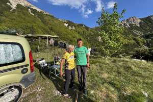 LIVNO/BOSANSKO GRAHOVO, 2. maja (FENA) - Bosna i Hercegovina zemlja je prirodnih čuda – od plavih rijeka, planinskih vrhova, do netaknutih jezera skrivenih u šumama. Gotovo na svakih stotinu kilometara, ovaj kraj nudi novo otkriće koje oduzima dah. Jedno takvo otkriće je i Šatorsko jezero – smaragdna oaza u srcu planine Šator, koja se uzdiže iznad 1.400 metara nadmorske visine, na putu od Bosanskog Grahova prema Livnu. (FOTO FENA/FAHRUDIN VOJIĆ)

