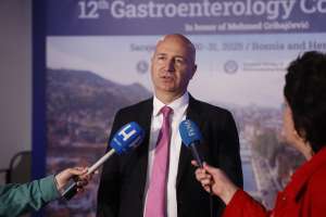 SARAJEVO, 2. juna (FENA) – U okviru 12. Gastroenterološke konferencije, jednog od najznačajnijih stručnih skupova u regiji, ASA Bolnica imala je čast biti domaćin edukativne sesije Live Endoscopy, koju je predvodio prof. dr. Nenad Vanis, međunarodno priznati gastroenterolog, univerzitetski profesor i voditelj Odjeljenja za gastroenterologiju ASA Bolnice. (Foto FENA/Amer Kajmović)