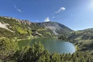 LIVNO/BOSANSKO GRAHOVO, 2. maja (FENA) - Bosna i Hercegovina zemlja je prirodnih čuda – od plavih rijeka, planinskih vrhova, do netaknutih jezera skrivenih u šumama. Gotovo na svakih stotinu kilometara, ovaj kraj nudi novo otkriće koje oduzima dah. Jedno takvo otkriće je i Šatorsko jezero – smaragdna oaza u srcu planine Šator, koja se uzdiže iznad 1.400 metara nadmorske visine, na putu od Bosanskog Grahova prema Livnu. (FOTO FENA/FAHRUDIN VOJIĆ)

