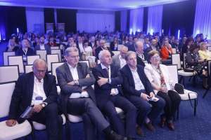 SARAJEVO, 2. juna (FENA) – U okviru 12. Gastroenterološke konferencije, jednog od najznačajnijih stručnih skupova u regiji, ASA Bolnica imala je čast biti domaćin edukativne sesije Live Endoscopy, koju je predvodio prof. dr. Nenad Vanis, međunarodno priznati gastroenterolog, univerzitetski profesor i voditelj Odjeljenja za gastroenterologiju ASA Bolnice. (Foto FENA/Amer Kajmović)