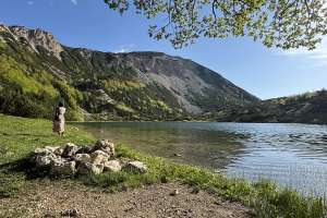 LIVNO/BOSANSKO GRAHOVO, 2. maja (FENA) - Bosna i Hercegovina zemlja je prirodnih čuda – od plavih rijeka, planinskih vrhova, do netaknutih jezera skrivenih u šumama. Gotovo na svakih stotinu kilometara, ovaj kraj nudi novo otkriće koje oduzima dah. Jedno takvo otkriće je i Šatorsko jezero – smaragdna oaza u srcu planine Šator, koja se uzdiže iznad 1.400 metara nadmorske visine, na putu od Bosanskog Grahova prema Livnu. (FOTO FENA/FAHRUDIN VOJIĆ)

