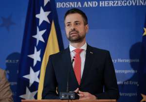 SARAJEVO, 2. juna (FENA) - Ministar vanjske trgovine i ekonomskih odnosa Bosne i Hercegovine Staša Košarac kazao je danas nakon sjednice Vijeća ministara BiH da Odluka o privremenoj suspenziji carinskih stopa kod uvoza roba iz Sjedinjenih Američkih država nije razmatrana, jer nije postignuta saglasnost na Kolegiju. (Foto FENA/Almir Razić)