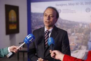 SARAJEVO, 2. juna (FENA) – U okviru 12. Gastroenterološke konferencije, jednog od najznačajnijih stručnih skupova u regiji, ASA Bolnica imala je čast biti domaćin edukativne sesije Live Endoscopy, koju je predvodio prof. dr. Nenad Vanis, međunarodno priznati gastroenterolog, univerzitetski profesor i voditelj Odjeljenja za gastroenterologiju ASA Bolnice. (Foto FENA/Amer Kajmović)