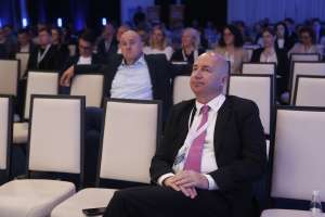 SARAJEVO, 2. juna (FENA) – U okviru 12. Gastroenterološke konferencije, jednog od najznačajnijih stručnih skupova u regiji, ASA Bolnica imala je čast biti domaćin edukativne sesije Live Endoscopy, koju je predvodio prof. dr. Nenad Vanis, međunarodno priznati gastroenterolog, univerzitetski profesor i voditelj Odjeljenja za gastroenterologiju ASA Bolnice. (Foto FENA/Amer Kajmović)