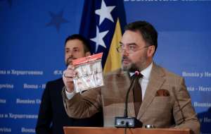 SARAJEVO, 2. juna (FENA) - Ministar vanjske trgovine i ekonomskih odnosa Bosne i Hercegovine Staša Košarac kazao je danas nakon sjednice Vijeća ministara BiH da Odluka o privremenoj suspenziji carinskih stopa kod uvoza roba iz Sjedinjenih Američkih država nije razmatrana, jer nije postignuta saglasnost na Kolegiju. (Foto FENA/Almir Razić)