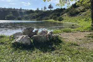 LIVNO/BOSANSKO GRAHOVO, 2. maja (FENA) - Bosna i Hercegovina zemlja je prirodnih čuda – od plavih rijeka, planinskih vrhova, do netaknutih jezera skrivenih u šumama. Gotovo na svakih stotinu kilometara, ovaj kraj nudi novo otkriće koje oduzima dah. Jedno takvo otkriće je i Šatorsko jezero – smaragdna oaza u srcu planine Šator, koja se uzdiže iznad 1.400 metara nadmorske visine, na putu od Bosanskog Grahova prema Livnu. (FOTO FENA/FAHRUDIN VOJIĆ)

