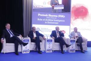 SARAJEVO, 2. juna (FENA) – U okviru 12. Gastroenterološke konferencije, jednog od najznačajnijih stručnih skupova u regiji, ASA Bolnica imala je čast biti domaćin edukativne sesije Live Endoscopy, koju je predvodio prof. dr. Nenad Vanis, međunarodno priznati gastroenterolog, univerzitetski profesor i voditelj Odjeljenja za gastroenterologiju ASA Bolnice. (Foto FENA/Amer Kajmović)