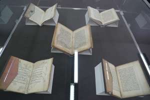 SARAJEVO, 2. juna (FENA) - Svečanu promociju projekta „Očuvanje orijentalnih rukopisa 14. i 15. stoljeća i atlasa Theatrum Orbis Terrarum – Teatar svijeta (1592)”, koji se bavi zaštitom i prezentacijom vrijednih rukopisnih i kartografskih zbirki iz naše kulturno-historijske baštine. Projekt je realiziran uz podršku Federalnog ministarstva obrazovanja i nauke. (Foto FENA/Jasmin Hasečić/ap)