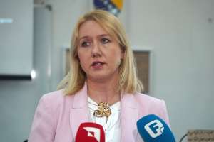 SARAJEVO, 2. juna (FENA) - Svečanu promociju projekta „Očuvanje orijentalnih rukopisa 14. i 15. stoljeća i atlasa Theatrum Orbis Terrarum – Teatar svijeta (1592)”, koji se bavi zaštitom i prezentacijom vrijednih rukopisnih i kartografskih zbirki iz naše kulturno-historijske baštine. Projekt je realiziran uz podršku Federalnog ministarstva obrazovanja i nauke. (Foto FENA/Jasmin Hasečić/ap)