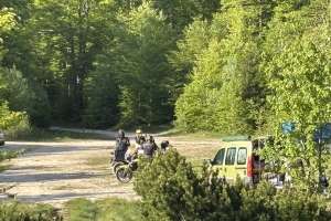 LIVNO/BOSANSKO GRAHOVO, 2. maja (FENA) - Bosna i Hercegovina zemlja je prirodnih čuda – od plavih rijeka, planinskih vrhova, do netaknutih jezera skrivenih u šumama. Gotovo na svakih stotinu kilometara, ovaj kraj nudi novo otkriće koje oduzima dah. Jedno takvo otkriće je i Šatorsko jezero – smaragdna oaza u srcu planine Šator, koja se uzdiže iznad 1.400 metara nadmorske visine, na putu od Bosanskog Grahova prema Livnu. (FOTO FENA/FAHRUDIN VOJIĆ)

