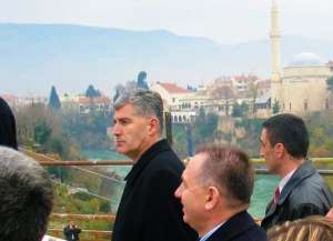 MOSTAR, 15. srpnja (FENA) – Povodom 20. obljetnice upisa Starog mosta u Mostaru na UNESCO-ov popis svjetske kulturne baštine, predsjednik HDZ-a BiH i HNS-a BiH Dragan Čović oglasio se putem društvene mreže X, istaknuvši važnost toga datuma za Mostar i Bosnu i Hercegovinu. (Foto: Platforma X/Dragan Čović)

