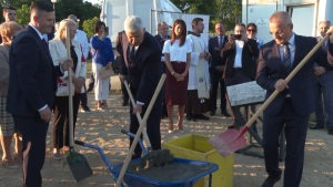 NOVA BILA, 17. srpnja (FENA) - Prigodnom svečanošću ispred Hrvatske bolnice dr. fra Mato Nikolić u Novoj Biloj, uz nazočnost velikog broja uzvanica iz političkog i društvenog života Hrvata iz Bosne i Hercegovine i Republike Hrvatske, večeras je položen kamen temeljac za sedmu i osmu lamelu bolnice.  (Foto FENA/Duško Pucar)

