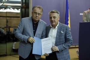 SARAJEVO, 18. jula (FENA) -Premijer Federacije Bosne i Hercegovine Nermin Nikšić  danas je u  sjedištu Vlade Federacije BiH u Sarajevu  uručio ugovore za 32 korisnika iz oblasti  sporta i kulture u Federaciji BiH, a kojima se trebaju isplatiti  sredstva iz dodatne dividende BH Telecoma d.d. Sarajevo. Ukupna vrijednost sredstava iznosi 9.903.682,76 KM.(Foto FENA/Amer Kajmović)