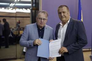SARAJEVO, 18. jula (FENA) -Premijer Federacije Bosne i Hercegovine Nermin Nikšić  danas je u  sjedištu Vlade Federacije BiH u Sarajevu  uručio ugovore za 32 korisnika iz oblasti  sporta i kulture u Federaciji BiH, a kojima se trebaju isplatiti  sredstva iz dodatne dividende BH Telecoma d.d. Sarajevo. Ukupna vrijednost sredstava iznosi 9.903.682,76 KM.(Foto FENA/Amer Kajmović)