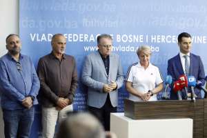 SARAJEVO, 18. jula (FENA) -Premijer Federacije Bosne i Hercegovine Nermin Nikšić  danas je u  sjedištu Vlade Federacije BiH u Sarajevu  uručio ugovore za 32 korisnika iz oblasti  sporta i kulture u Federaciji BiH, a kojima se trebaju isplatiti  sredstva iz dodatne dividende BH Telecoma d.d. Sarajevo. Ukupna vrijednost sredstava iznosi 9.903.682,76 KM.(Foto FENA/Amer Kajmović)
