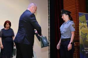 GORAŽDE, 15. jula (FENA) - Polaganjem cvijeća na spomen obilježje poginulim pripadnicima policije, svečanim postrojavanjem i predajom raporta na mostu Alije Izetbegovića, te defileom policijskih vozila kroz grad, u Goraždu je obilježen 15. juli, Dan policije BPK Goražde. Na svečanoj akademiji u velikoj sali Centra za kulturu dodijeljena su priznanja i zahvalnice uposlenicima MUP-a i kolektivima. (Foto FENA/Elma Geca)