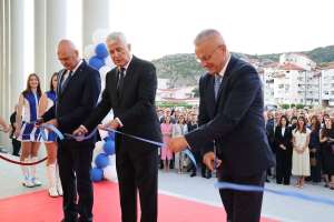 STOLAC, 18. srpnja (FENA) – Sportski kolektivi iz Stoca dobili su večeras na korištenje novoizgrađenu višenamjensku sportsku dvoranu. (Foto FENA)