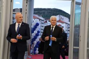 STOLAC, 18. srpnja (FENA) – Sportski kolektivi iz Stoca dobili su večeras na korištenje novoizgrađenu višenamjensku sportsku dvoranu. (Foto FENA)