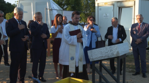 NOVA BILA, 17. srpnja (FENA) - Prigodnom svečanošću ispred Hrvatske bolnice dr. fra Mato Nikolić u Novoj Biloj, uz nazočnost velikog broja uzvanica iz političkog i društvenog života Hrvata iz Bosne i Hercegovine i Republike Hrvatske, večeras je položen kamen temeljac za sedmu i osmu lamelu bolnice.  (Foto FENA/Duško Pucar)

