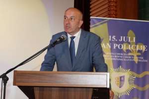 GORAŽDE, 15. jula (FENA) - Polaganjem cvijeća na spomen obilježje poginulim pripadnicima policije, svečanim postrojavanjem i predajom raporta na mostu Alije Izetbegovića, te defileom policijskih vozila kroz grad, u Goraždu je obilježen 15. juli, Dan policije BPK Goražde. Na svečanoj akademiji u velikoj sali Centra za kulturu dodijeljena su priznanja i zahvalnice uposlenicima MUP-a i kolektivima. (Foto FENA/Elma Geca)