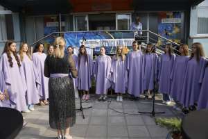 SARAJEVO, 16. jula (FENA) - Federalno ministarstvo kulture i sporta upriličilo je događaj nazvan 'Kupres u Sarajevu'. Na obali Maka Dizdara bili su gosti iz Kupresa, područja bogate tradicije, živopisne i duboko ukorijenjene baštine. Pripremili su raznovrstan umjetnički program te bogatu gastronomsku ponudu.(Foto FENA/Amer Kajmović)