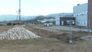 NOVA BILA, 17. srpnja (FENA) - Prigodnom svečanošću ispred Hrvatske bolnice dr. fra Mato Nikolić u Novoj Biloj, uz nazočnost velikog broja uzvanica iz političkog i društvenog života Hrvata iz Bosne i Hercegovine i Republike Hrvatske, večeras je položen kamen temeljac za sedmu i osmu lamelu bolnice.  (Foto FENA/Duško Pucar)


