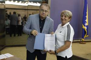 SARAJEVO, 18. jula (FENA) -Premijer Federacije Bosne i Hercegovine Nermin Nikšić  danas je u  sjedištu Vlade Federacije BiH u Sarajevu  uručio ugovore za 32 korisnika iz oblasti  sporta i kulture u Federaciji BiH, a kojima se trebaju isplatiti  sredstva iz dodatne dividende BH Telecoma d.d. Sarajevo. Ukupna vrijednost sredstava iznosi 9.903.682,76 KM.(Foto FENA/Amer Kajmović)