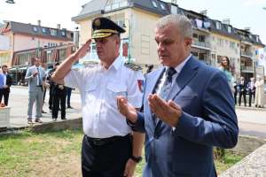 GORAŽDE, 15. jula (FENA) - Polaganjem cvijeća na spomen obilježje poginulim pripadnicima policije, svečanim postrojavanjem i predajom raporta na mostu Alije Izetbegovića, te defileom policijskih vozila kroz grad, u Goraždu je obilježen 15. juli, Dan policije BPK Goražde. Na svečanoj akademiji u velikoj sali Centra za kulturu dodijeljena su priznanja i zahvalnice uposlenicima MUP-a i kolektivima. (Foto FENA/Elma Geca)