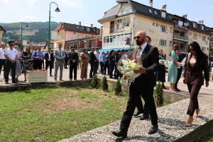 GORAŽDE, 15. jula (FENA) - Polaganjem cvijeća na spomen obilježje poginulim pripadnicima policije, svečanim postrojavanjem i predajom raporta na mostu Alije Izetbegovića, te defileom policijskih vozila kroz grad, u Goraždu je obilježen 15. juli, Dan policije BPK Goražde. Na svečanoj akademiji u velikoj sali Centra za kulturu dodijeljena su priznanja i zahvalnice uposlenicima MUP-a i kolektivima. (Foto FENA/Elma Geca)