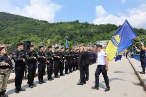 GORAŽDE, 15. jula (FENA) - Polaganjem cvijeća na spomen obilježje poginulim pripadnicima policije, svečanim postrojavanjem i predajom raporta na mostu Alije Izetbegovića, te defileom policijskih vozila kroz grad, u Goraždu je obilježen 15. juli, Dan policije BPK Goražde. Na svečanoj akademiji u velikoj sali Centra za kulturu dodijeljena su priznanja i zahvalnice uposlenicima MUP-a i kolektivima. (Foto FENA/Elma Geca)