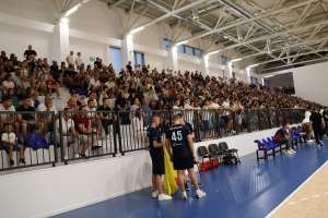 STOLAC, 18. srpnja (FENA) – Sportski kolektivi iz Stoca dobili su večeras na korištenje novoizgrađenu višenamjensku sportsku dvoranu. (Foto FENA)