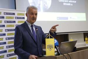 SARAJEVO, 15. jula (FENA) – U organizaciji Bosanskohercegovačkog auto-moto kluba(BIHAMK), a uz podršku Međunarodne automobilističke organizacije (FIA) i JP Ceste Federacije Bosne i Hercegovine, danas je u Sarajevu prezentirana Studija “Pokrenimo promjenu za čistiji zrak”- o utjecaju saobraćaja na okoliš na teritoriji Kantona Sarajevo.(Foto FENA/Amer Kajmović)

