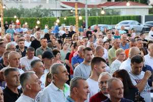 STOLAC, 18. srpnja (FENA) – Sportski kolektivi iz Stoca dobili su večeras na korištenje novoizgrađenu višenamjensku sportsku dvoranu. (Foto FENA)