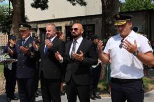 GORAŽDE, 15. jula (FENA) - Polaganjem cvijeća na spomen obilježje poginulim pripadnicima policije, svečanim postrojavanjem i predajom raporta na mostu Alije Izetbegovića, te defileom policijskih vozila kroz grad, u Goraždu je obilježen 15. juli, Dan policije BPK Goražde. Na svečanoj akademiji u velikoj sali Centra za kulturu dodijeljena su priznanja i zahvalnice uposlenicima MUP-a i kolektivima. (Foto FENA/Elma Geca)