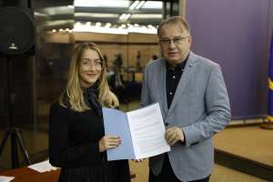 SARAJEVO, 18. jula (FENA) -Premijer Federacije Bosne i Hercegovine Nermin Nikšić  danas je u  sjedištu Vlade Federacije BiH u Sarajevu  uručio ugovore za 32 korisnika iz oblasti  sporta i kulture u Federaciji BiH, a kojima se trebaju isplatiti  sredstva iz dodatne dividende BH Telecoma d.d. Sarajevo. Ukupna vrijednost sredstava iznosi 9.903.682,76 KM.(Foto FENA/Amer Kajmović)