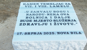 NOVA BILA, 17. srpnja (FENA) - Prigodnom svečanošću ispred Hrvatske bolnice dr. fra Mato Nikolić u Novoj Biloj, uz nazočnost velikog broja uzvanica iz političkog i društvenog života Hrvata iz Bosne i Hercegovine i Republike Hrvatske, večeras je položen kamen temeljac za sedmu i osmu lamelu bolnice.  (Foto FENA/Duško Pucar)

