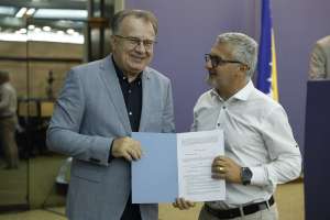 SARAJEVO, 18. jula (FENA) -Premijer Federacije Bosne i Hercegovine Nermin Nikšić  danas je u  sjedištu Vlade Federacije BiH u Sarajevu  uručio ugovore za 32 korisnika iz oblasti  sporta i kulture u Federaciji BiH, a kojima se trebaju isplatiti  sredstva iz dodatne dividende BH Telecoma d.d. Sarajevo. Ukupna vrijednost sredstava iznosi 9.903.682,76 KM.(Foto FENA/Amer Kajmović)