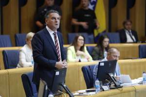 SARAJEVO, 17. jula (FENA) - Dom naroda Parlamentarne skupštine Bosne i Hercegovine bi u nastavku 16 sjednice, koja je počela, trebalo da razmatra principe Prijedloga zakona o izmjeni Zakona o finansiranju političkih stranaka čiji je predlagač delegat Zlatko Miletić.(Foto FENA/Amer Kajmović)