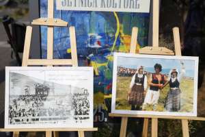 SARAJEVO, 16. jula (FENA) - Federalno ministarstvo kulture i sporta upriličilo je događaj nazvan 'Kupres u Sarajevu'. Na obali Maka Dizdara bili su gosti iz Kupresa, područja bogate tradicije, živopisne i duboko ukorijenjene baštine. Pripremili su raznovrstan umjetnički program te bogatu gastronomsku ponudu.(Foto FENA/Amer Kajmović)